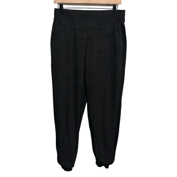 EXCELLENT CONDITION ATHLETA LINED BROOKLYN JOGGERS BLACK CAMO SIZE 4 - Picture 2 of 8